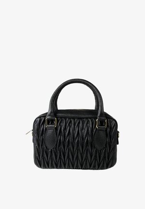 Sac à main en cuir noir avec un design texturé tissé. Dispose de deux poignées, de quincaillerie en ton doré et d'une fermeture éclair. Forme compacte et structurée.