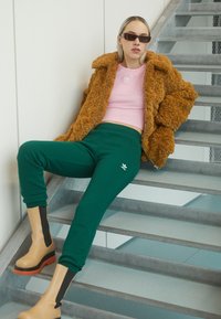 adidas Originals SLIM JOGGER - Teplákové kalhoty - dark green