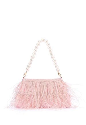 Pequeño bolso rosa con detalles de plumas y un asa hecha de grandes perlas blancas sobre un fondo blanco.
