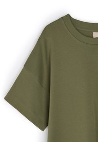 Oliwkowy T-shirt z okrągłym dekoltem i krótkimi, szerokimi rękawami. Wykonany z miękkiego materiału bawełnianego o gładkiej fakturze.