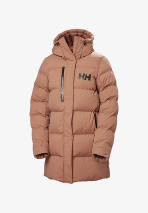 Lichtbruine pufferjack met een rits aan de voorkant, capuchon en elastische manchetten. Voorzien van een zwart logo op de borst en twee ritszakken aan de zijkant.