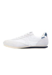 Zapatillas de deporte de ante y textil blancas con un diseño texturizado, punta redonda, cordones blancos, detalles azules en la parte posterior y suela de goma.