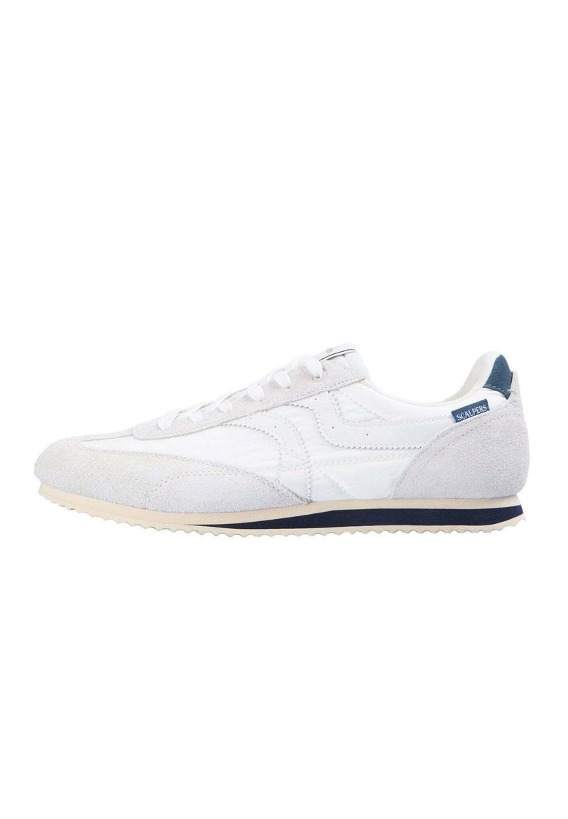 Zapatillas de deporte de ante y textil blancas con un diseño texturizado, punta redonda, cordones blancos, detalles azules en la parte posterior y suela de goma.