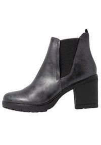 Černá kožená kotníková botka s masivním podpatkem, elastickými bočními panely a hladkou texturou. Disponuje zaoblenou špičkou a texturovanou podrážkou.