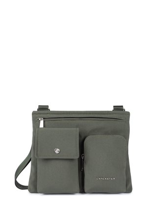 Borsa a tracolla verde in tessuto con finitura testurizzata, dotata di due tasche esterne e hardware in argento. Il marchio "LANCASTER" è impresso su di essa.