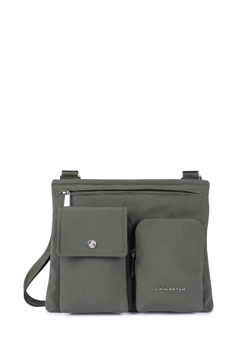 Borsa a tracolla verde in tessuto con finitura testurizzata, dotata di due tasche esterne e hardware in argento. Il marchio "LANCASTER" è impresso su di essa.