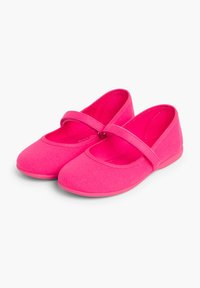 Bailarinas de tela rosa con punta redondeada y tira elástica sobre el empeine. Material suave y texturizado con suela de goma.