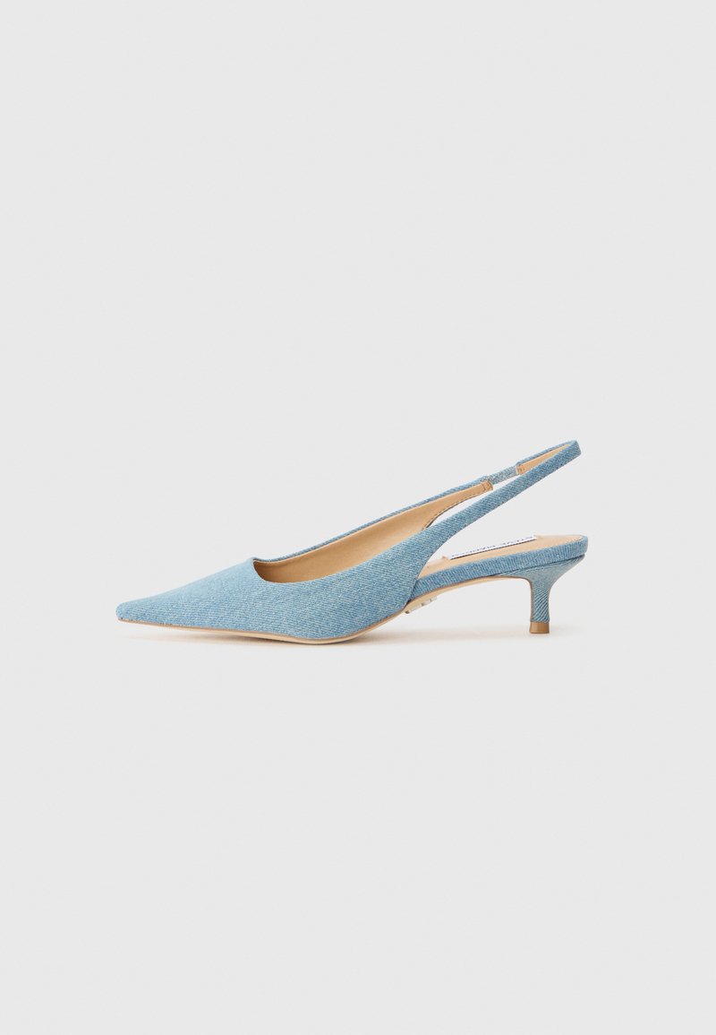 Slingback-korkokengät vaaleansinistä denim-kangasta, joissa on terävä kärki ja matala kitten-korko, sekä leikkaussuunnittelun takaosa.