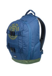 Sac à dos bleu avec des accents verts, doté d'un tissu texturé, de sangles ajustables, de plusieurs compartiments et d'un logo circulaire à l'arrière.