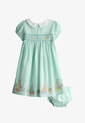 Hellgrünes Kleinkindkleid mit weißem Peter-Pan-Kragen, Segelboot- und Blumenstickerei, passender Bloomer-Shorts inklusive.