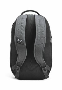 Zaino nero in tessuto a rete, con accenti grigi, spallacci imbottiti regolabili e maniglia superiore. Presenta un materiale resistente e un design strutturato.