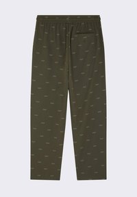Pantalones verde oliva con cinturilla elástica, piernas rectas y patrón 'PXP' en toda la prenda. Incluye un bolsillo trasero para mayor practicidad.