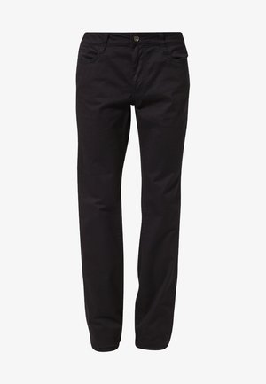 Czarne spodnie o prostych nogawkach z zapięciem na guziki i zamek z przodu, kieszeniami z przodu i z tyłu, przedstawione na białym tle.