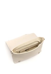 Borsa in pelle beige con una texture liscia, scomparti con zip e dettagli in metallo argentato. Design aperto che rivela l'imbottitura interna e le tasche.