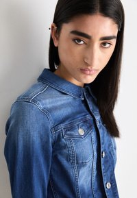 Tommy Jeans VIVIANNE SLIM TRUCKER - Traper jakna - blue denim