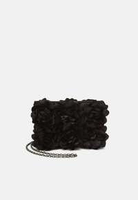 Pochette noire recouverte de fausses fleurs, dotée d'une bandoulière chaîne, de forme rectangulaire, d'une texture lisse et d'une finition mate.