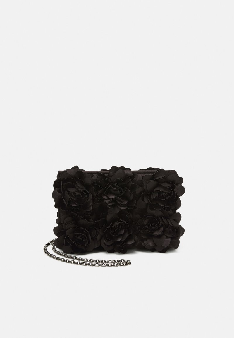 Pochette noire recouverte de fausses fleurs, dotée d'une bandoulière chaîne, de forme rectangulaire, d'une texture lisse et d'une finition mate.