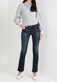 Abercrombie & Fitch Vaqueros bootcut - dark-blue denim