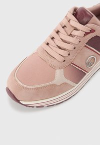 Sneaker rosa con un mix di materiali in suede e rete. Presenta cuciture tonal, accenti lisci, una punta arrotondata e una suola decorata.
