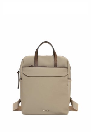 Beiger quadratischer Rucksack mit braunen oberen Griffen, vorderer Reißverschlusstasche, Seitentaschen und verstellbaren Schulterriemen vor weißem Hintergrund.