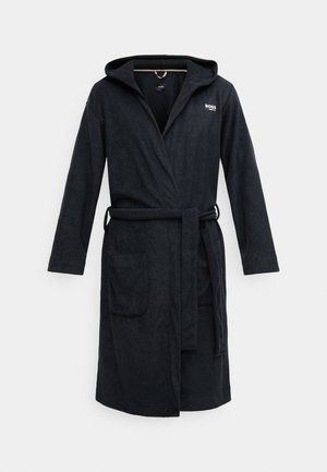 Halat de baie negru cu glugă, din țesătură moale de teri, cu design în formă de capă, buzunare frontale și o centură asortată pentru închidere.