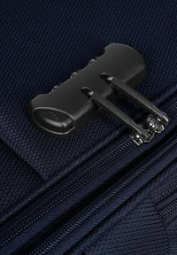 Pochette con zip in tessuto navy, dotata di un cursore YKK nero con design a doppio binario e cuciture robuste. Superficie testurizzata per una maggiore aderenza.