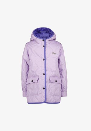 Fioletowa pikowana kurtka z kapturem, z ciemnofioletowym podszyciem, czarnymi guzikami, dwoma przednimi kieszeniami oraz kontrastową lamówką na brzegach.