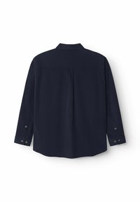 Camisa de manga larga azul marino con cuello puntiagudo, pliegue en la espalda y detalles de botones plateados en los puños. Textura de tela suave, diseño ajustado.