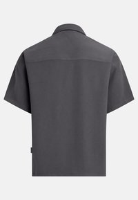 Kurzarmhemd aus dunkelgrauer Baumwolle mit geradem Schnitt, offenem Kragen und Rückenpasse. Glatte Textur ohne sichtbare Muster.