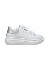 Białe sneakersy z teksturowaną cholewką, metalicznym srebrnym akcentem na pięcie, płaskimi sznurowadłami oraz grubą, białą gumową podeszwą. Brak widocznych wzorów.