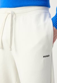 HUGO DAYOTE - Jogginghose - natural