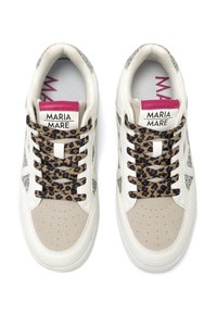 Zapatillas blancas con acentos grises y cordones de estampado de leopardo. Las características incluyen un collar acolchado y una etiqueta de marca en la lengüeta.