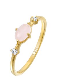 Guldring med en central oval rose quartz sten, flankeret af to små klare sten, med en poleret overflade og klørindstillinger.