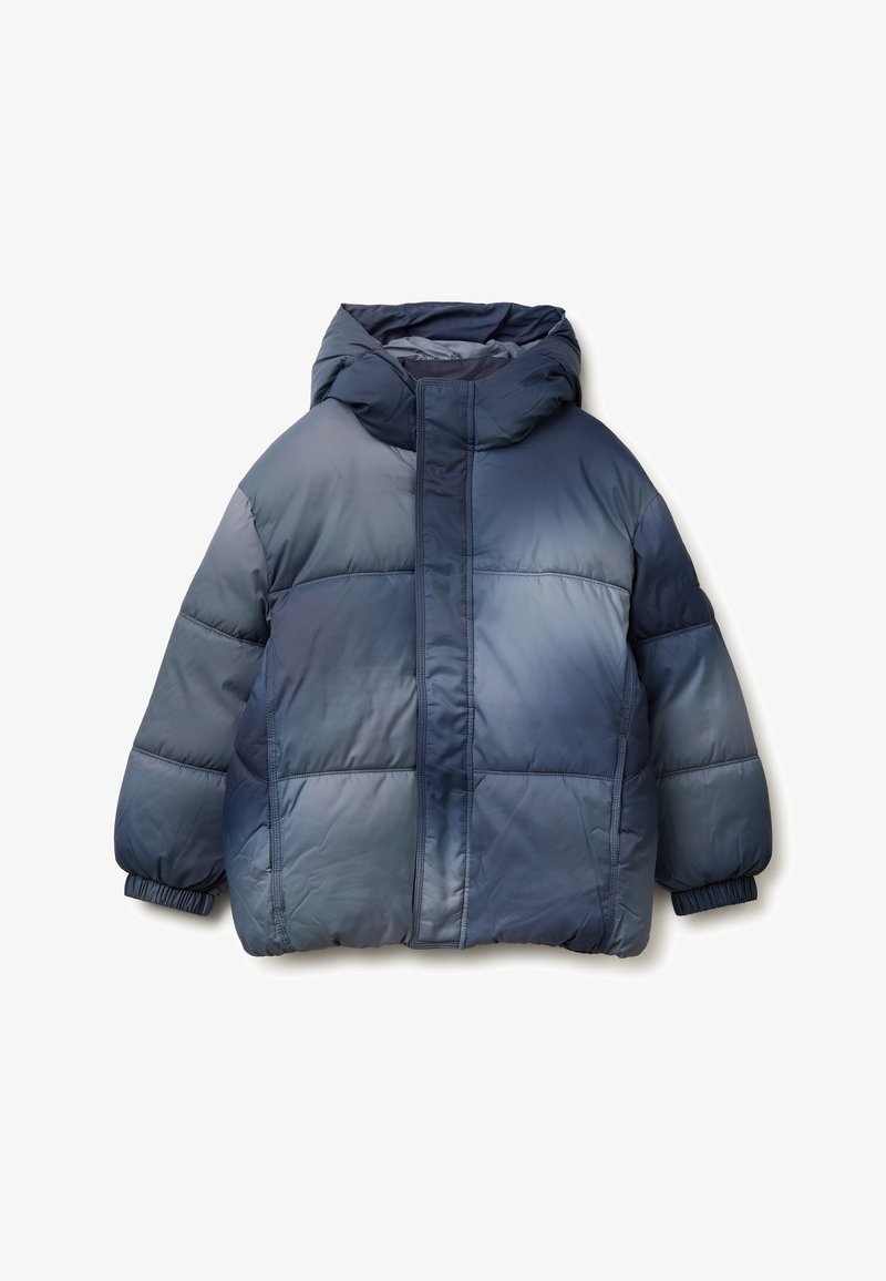 Chaqueta inflable con capucha, que presenta un color degradado de azul oscuro a claro, textura acolchada, puños elásticos y un cuello alto.