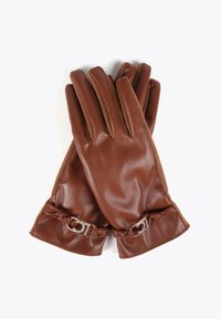 Bruna läderhandskar med en slät yta, suedepartier och en dekorativ metallisk detalj vid handleden.