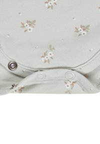 Helles grünes Baumwoll-Bodysuit mit kleinem Blumenmuster; enthält Druckknöpfe am Boden und einen gerippten Kragenrand.