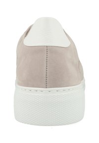 Wildlederschuhe in hellem Taupe mit einer weißen strukturierten Gummisohle. Mit einer kontrastierenden weißen Lederfersenlasche und sichtbaren Nähten.