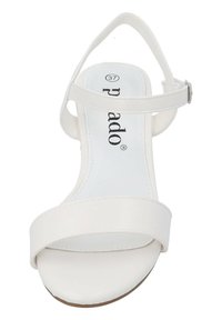 Weiße Ledersandale mit einem schmalen Knöchelriemen, breitem Fußbett und einer leicht strukturierten, abgerundeten Zehe. Markenlogo auf der Innensohle sichtbar.