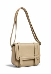 Borsa a tracolla in pelle beige con chiusura a patta, tracolla regolabile e due cinture frontali. Texture liscia e dettagli di cucitura sottili.