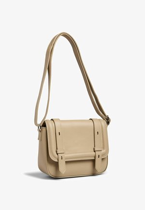 Bolso de cuero beige cruzado con cierre de solapa, correa ajustable y dos correas frontales. Textura suave y sutil detalle de costura.