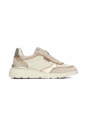Zapatilla casual beige y rosa claro con cordones en la parte frontal, detalles metálicos, talón texturizado y suela blanca gruesa, vista lateral.