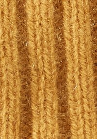 Tessuto a maglia giallo senape con texture a coste verticali e leggera peluria. Le fibre sono intrecciate, creando un aspetto caldo.