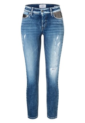 Jean skinny bleu délavé avec des patches usés et un tissu noir texturé sur les poches avant, fermeture par bouton et zip, étiquette de marque à l’intérieur de la ceinture.