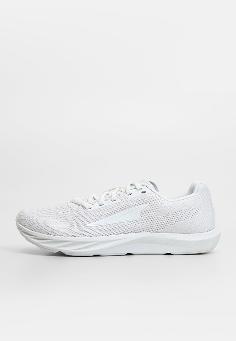 Zapatilla deportiva blanca con parte superior de malla transpirable, cordones planos y suela texturizada. Presenta un acabado suave y un detalle de logo sutil.