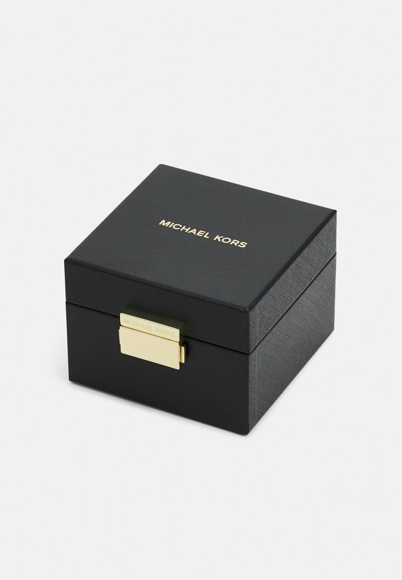 Schwarze Box mit strukturierter Oberfläche, goldfarbener Hardware zum Verschließen und "MICHAEL KORS" auf dem Deckel geprägt, entworfen für Schmuck oder Accessoires.