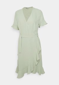 Robe portefeuille vert clair avec col en V, manches courtes à volants, ceinture à nouer et ourlet asymétrique à volants. Tissu doux et texturé.