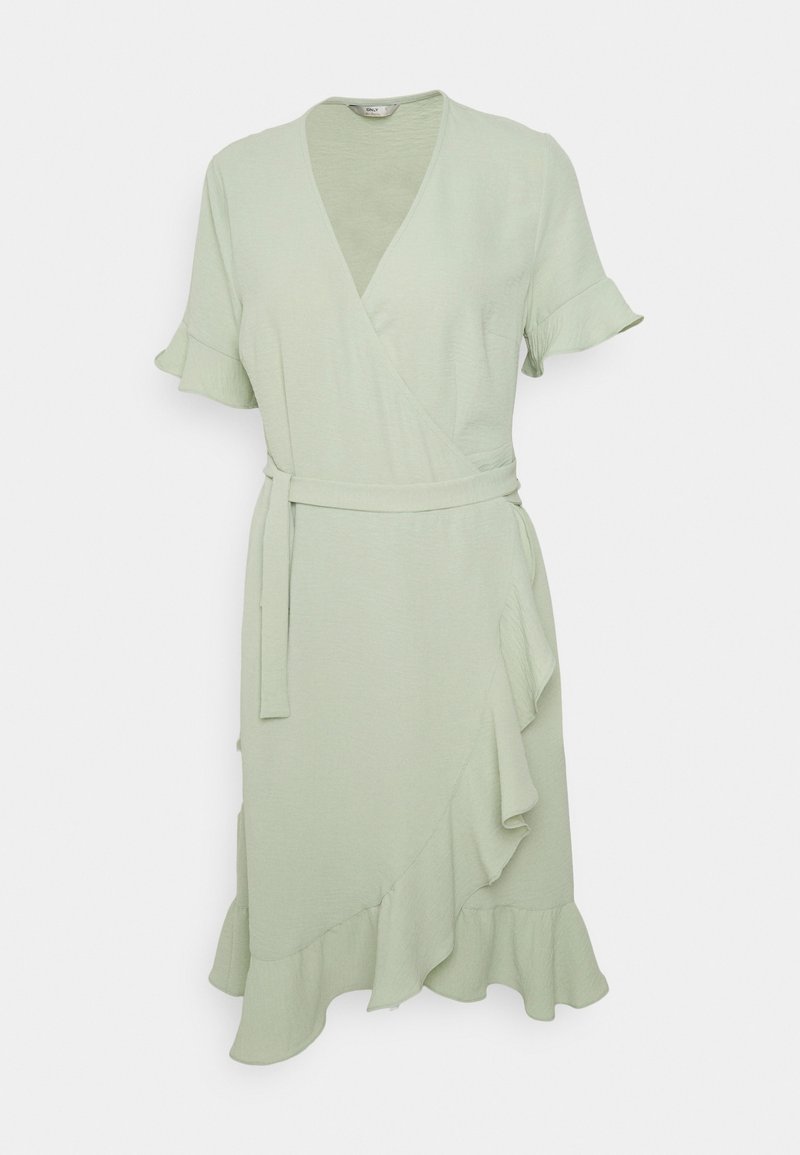 Robe portefeuille vert clair avec col en V, manches courtes à volants, ceinture à nouer et ourlet asymétrique à volants. Tissu doux et texturé.