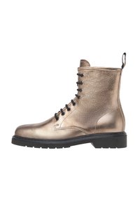 Bottes de cheville métalliques en bronze présentant une texture lisse, un design à lacets, des lacets noirs et une semelle noire durable. Comprend une languette à l'arrière.