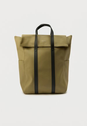 Sac à dos rectangulaire beige avec rabat supérieur, bretelles verticales noires, poches latérales et poignée, marqué du logo "RAINS" à l'avant.