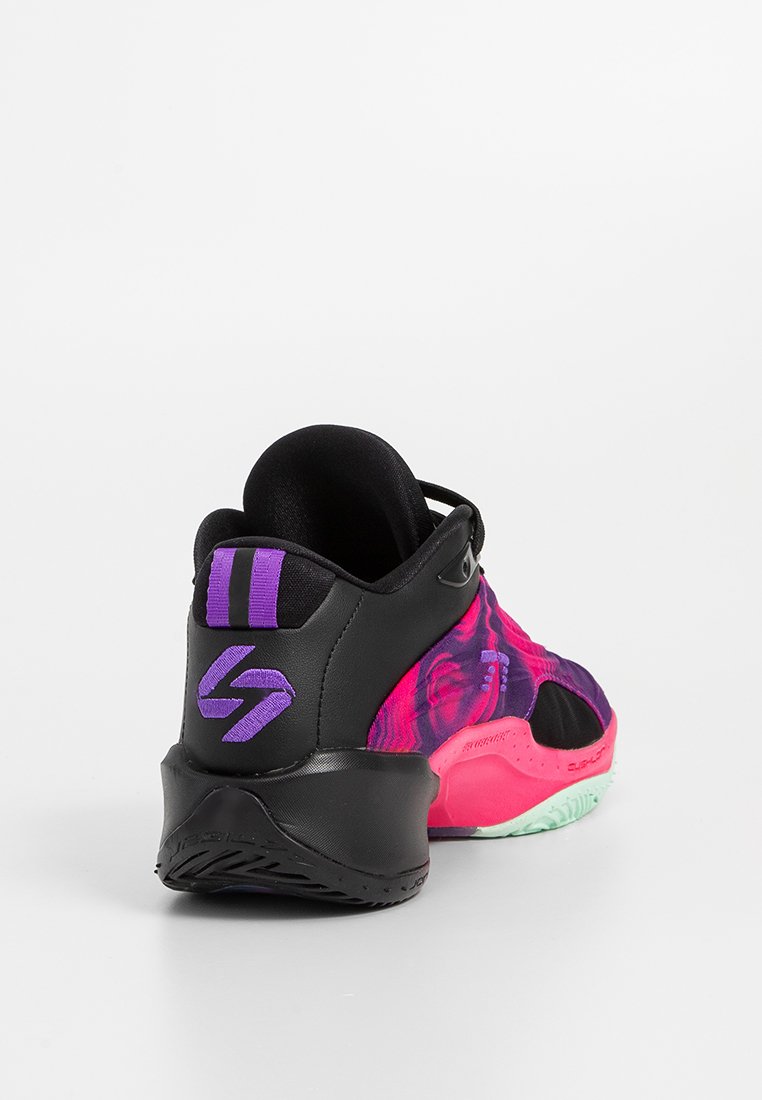 Zapatilla deportiva negra y morada con una parte superior texturizada, acentos rosas, un logotipo distintivo y una suela verde. Cuenta con un collar acolchado para mayor comodidad.